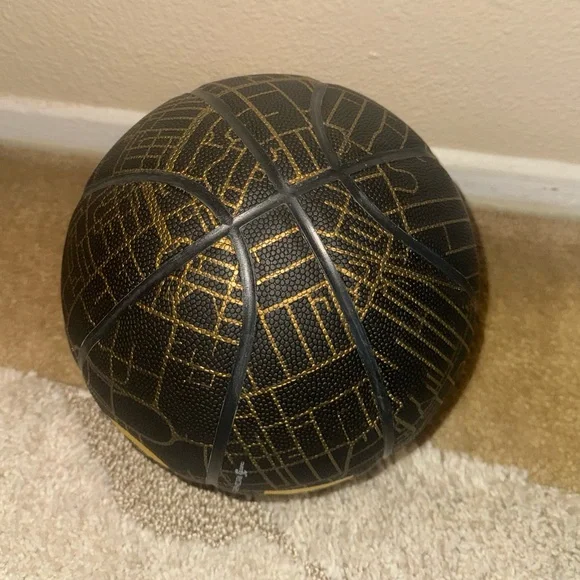 Toronto Edition Collector's Basketball Round21 - Picture 6 of 9